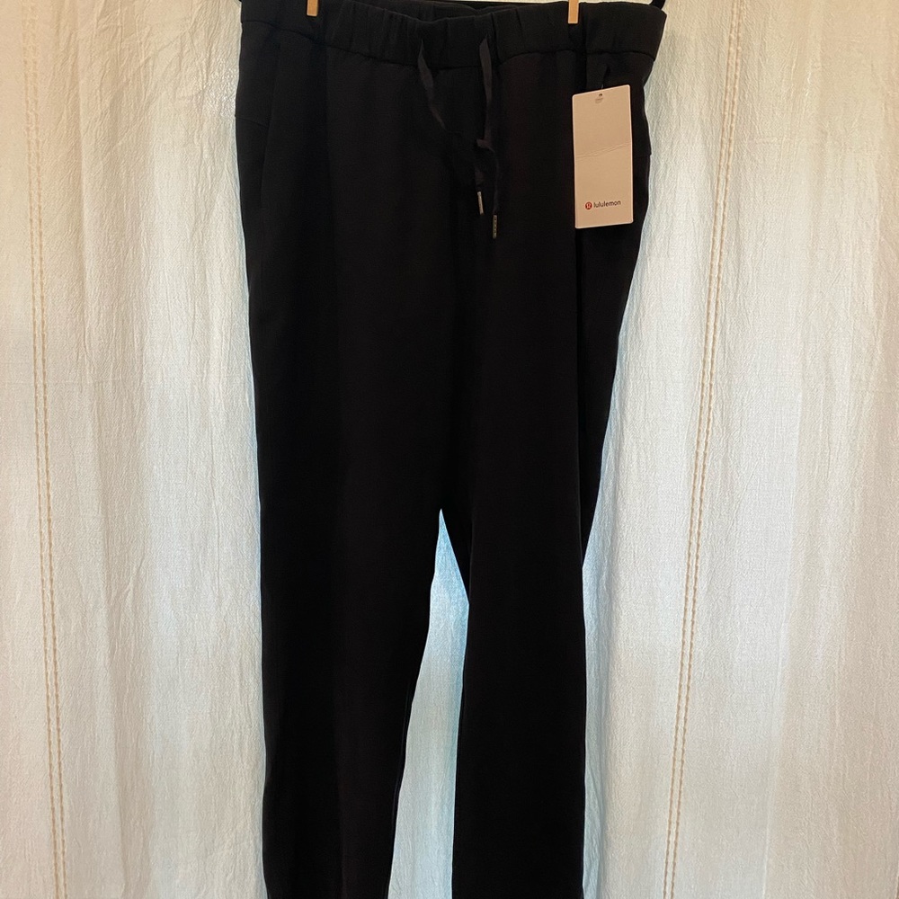 Lululemon NWT 7/8 on the fly black pants